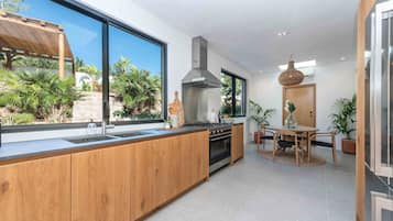 Een koelkast, een magnetron, een oven, een kookplaat