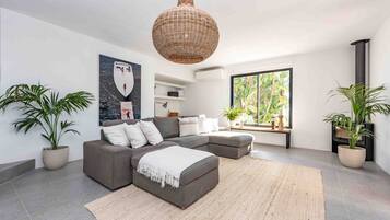 Een smart-tv, een open haard, boeken en een filmbibliotheek