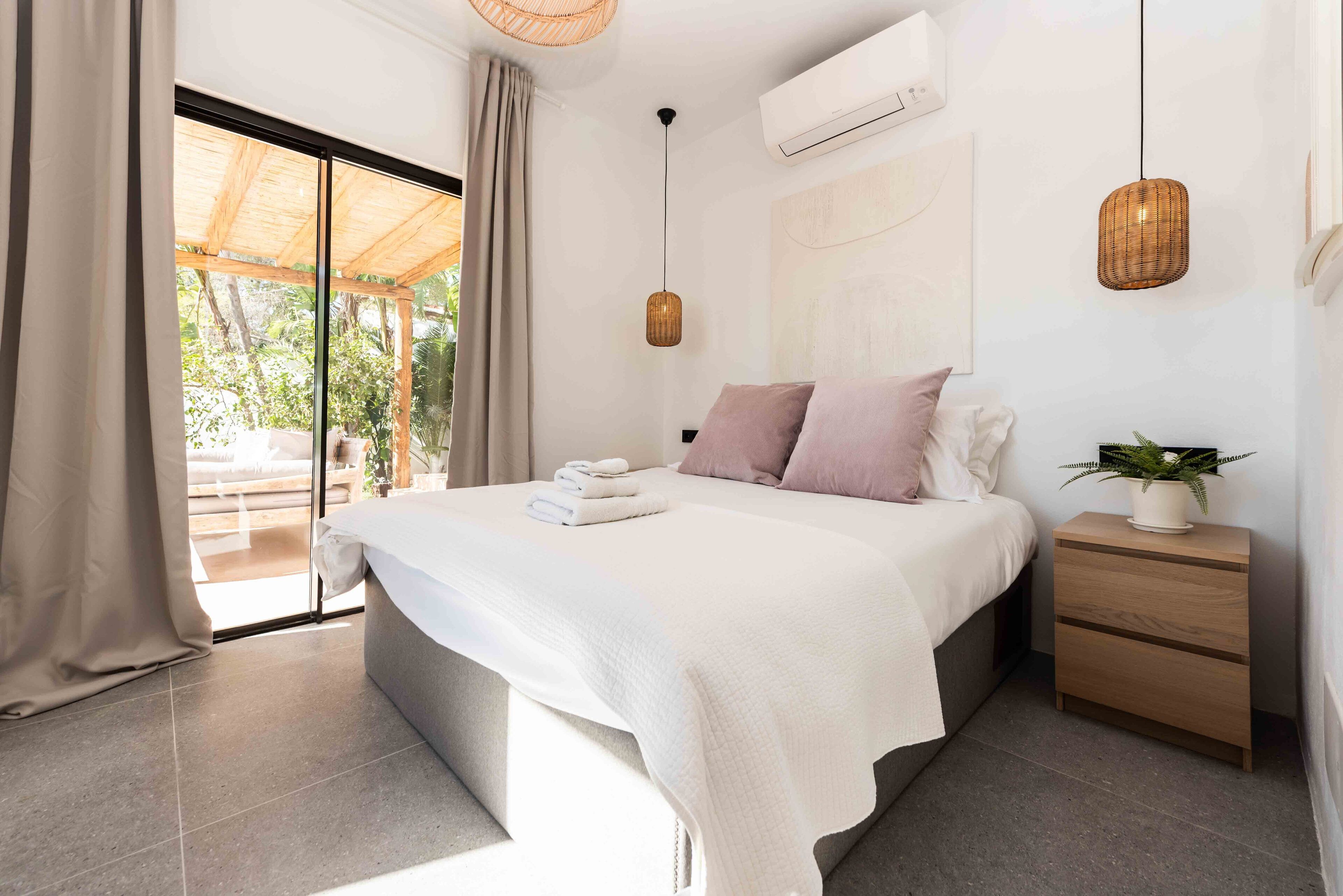 3 dormitorios, tabla de planchar con plancha, cuna de viaje