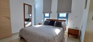 5 Schlafzimmer, Zimmersafe, Schreibtisch, Bügeleisen/Bügelbrett