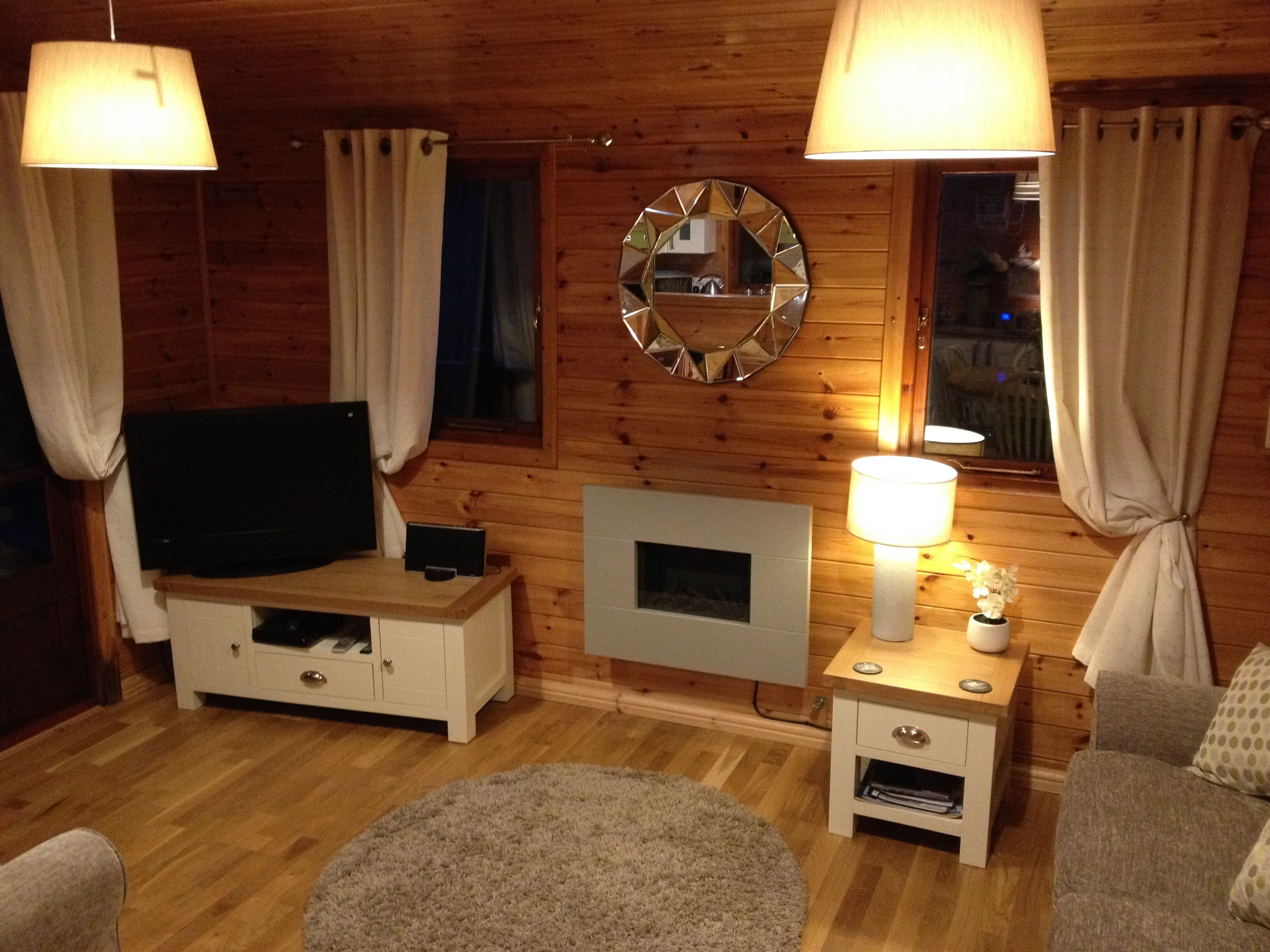 Smart-tv, dvd-spelare, böcker och en stereo