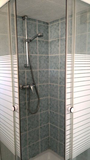 Shower, hair dryer, soap, toilet paper - SANARY s/MER CENTER, QUIET 3 rooms + Terrace & Private Garden, up to 4 People ! (Sanary-Sur-Mer)