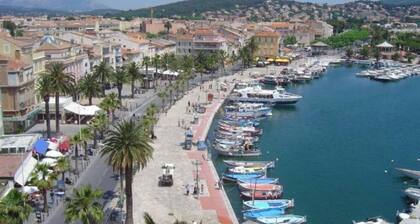 SANARY s/MER CENTER, QUIET 3 rooms + Terrace & Private Garden, up to 4 People !