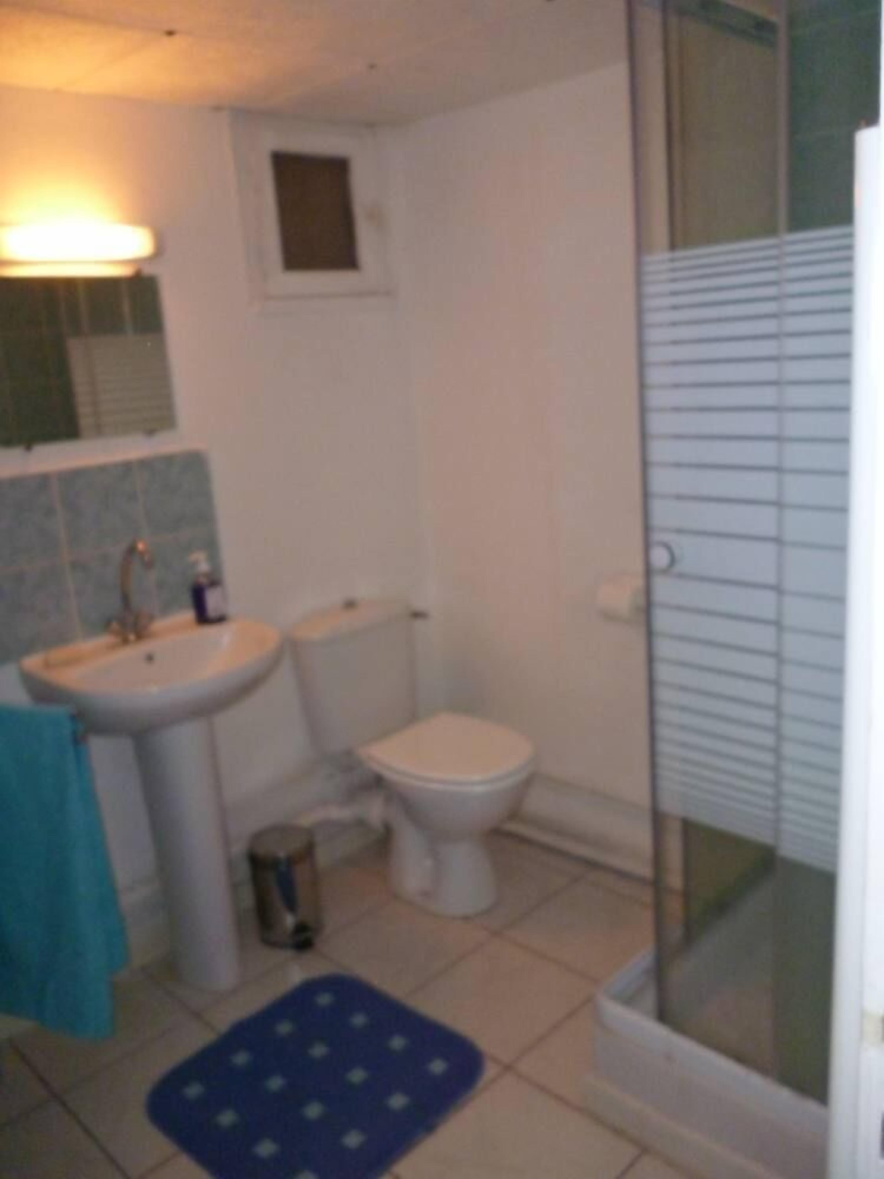Un bagno con lavandino, WC e doccia.