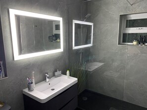 Combined shower/bathtub, hair dryer, towels, soap - 3-bed holiday cottage with spectacular sea views (Gwbert)