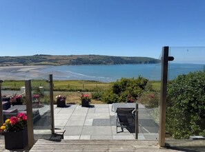 Terrace/patio - 3-bed holiday cottage with spectacular sea views (Gwbert)