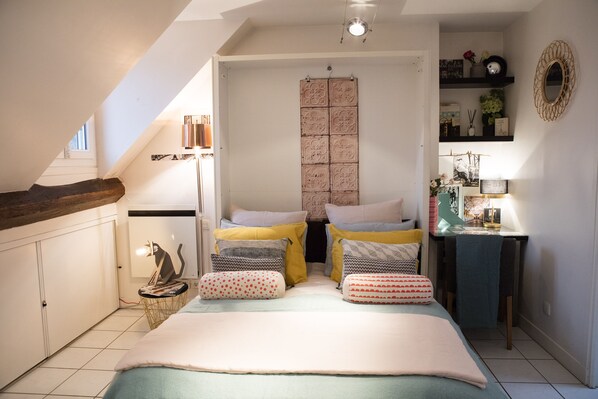 A bedroom with a bed, bedside tables, a desk, and a wardrobe. - Studio With a Nice View of Paris - Luxury Building in the Heart of the Marais (Paris)