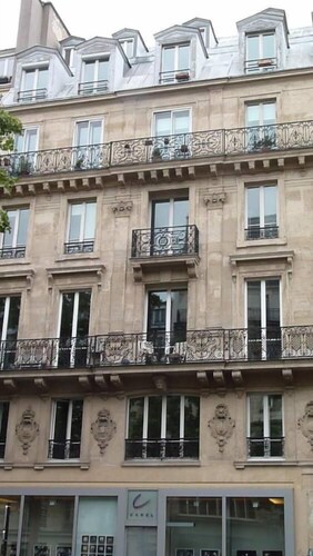 Studio offrant une jolie vue sur Paris -  immeuble de standing au cœur du Marais