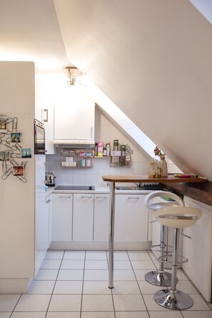 Fridge, microwave, oven, stovetop - Studio With a Nice View of Paris - Luxury Building in the Heart of the Marais (Paris)