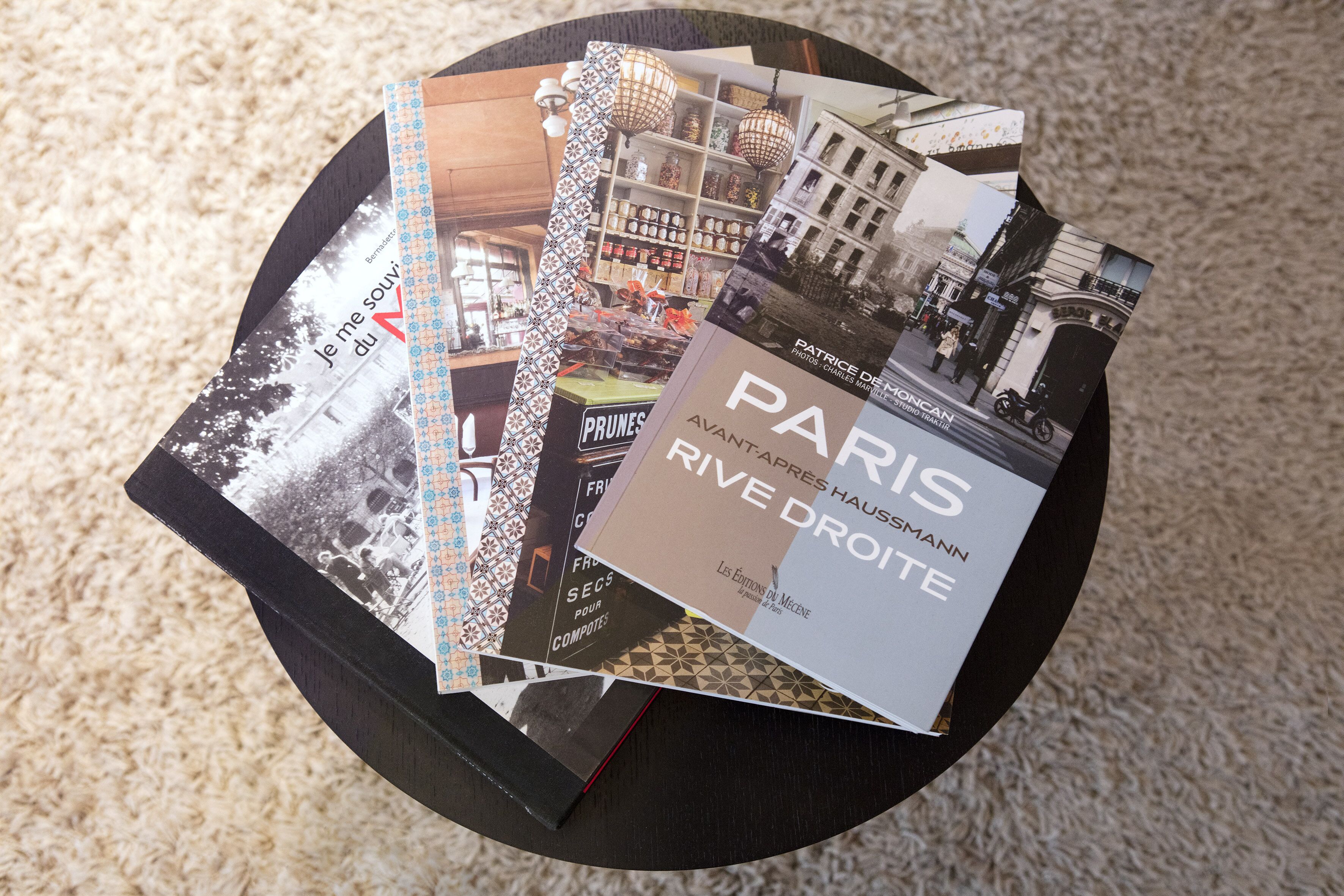 Een stapel tijdschriften op een ronde tafel met een structuur.