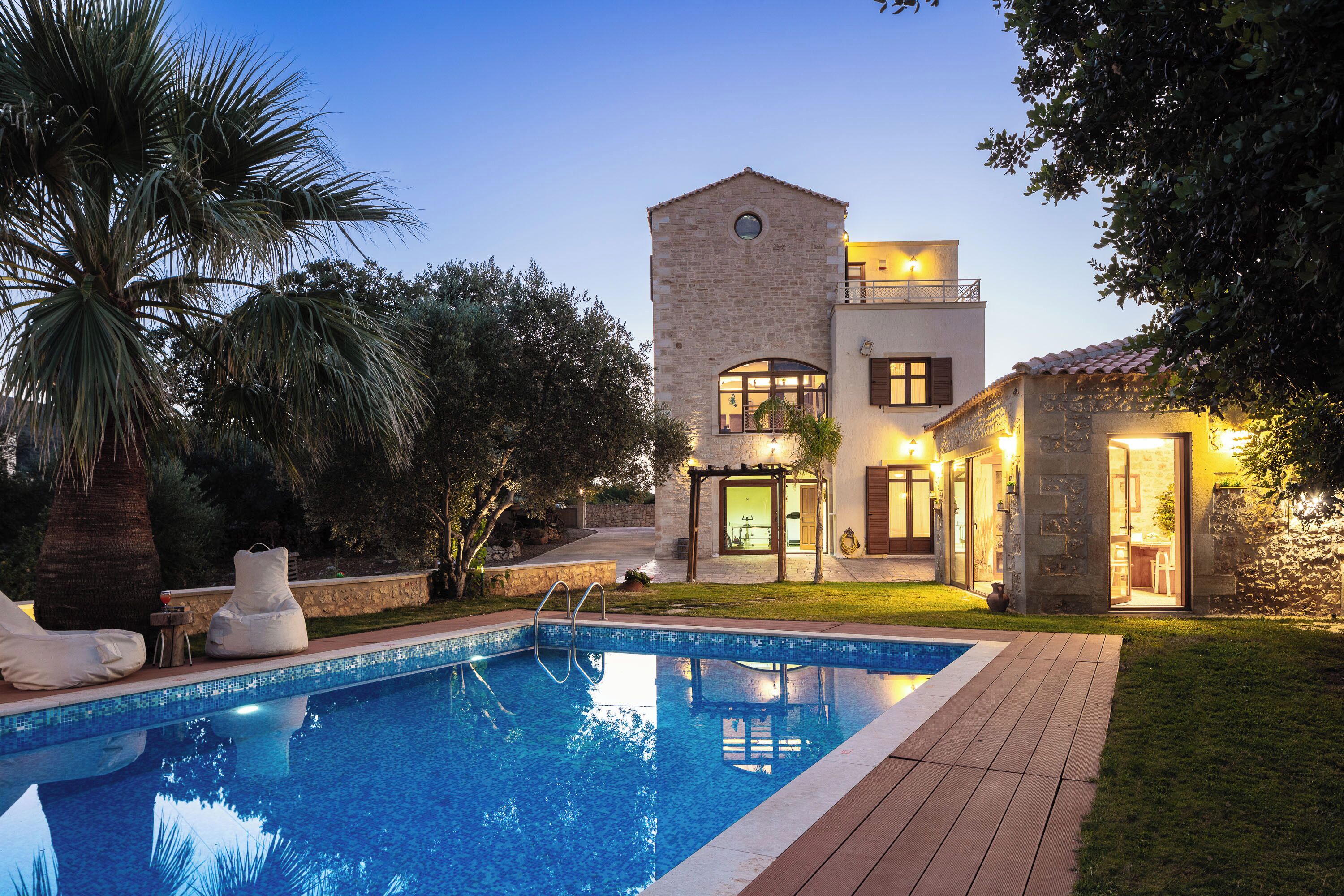 Alberca al aire libre y camastros 