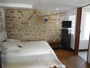 1 chambre, fer et planche à repasser, lit de bébé portatif