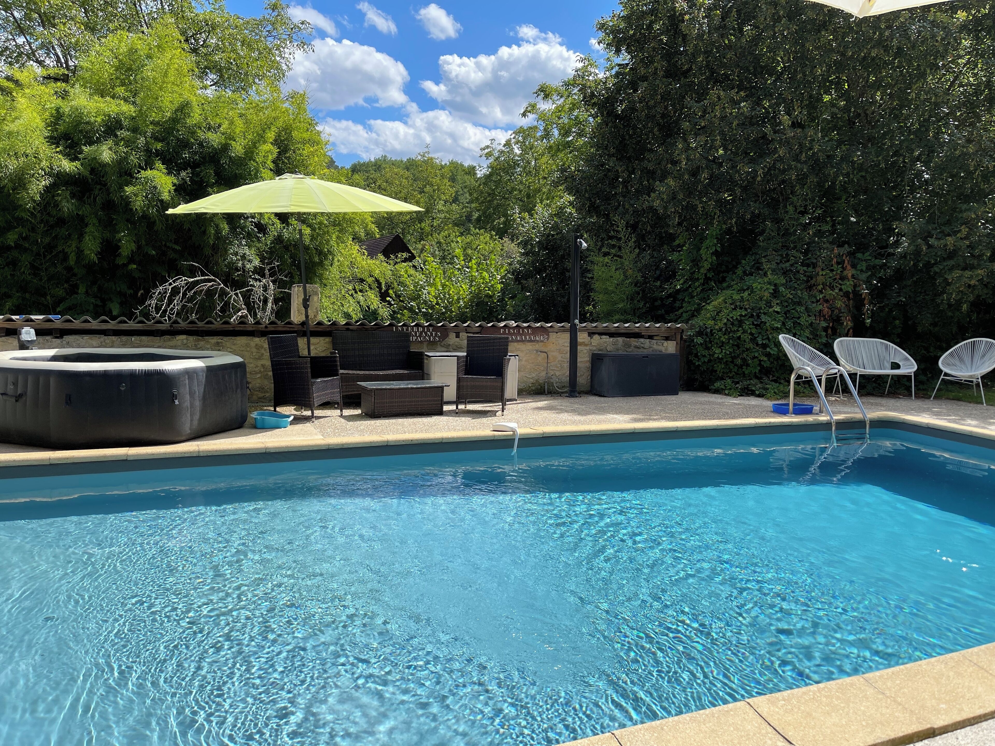 Una piscina al aire libre, una piscina climatizada