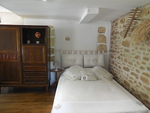 1 bedroom, iron/ironing board, travel cot, free WiFi