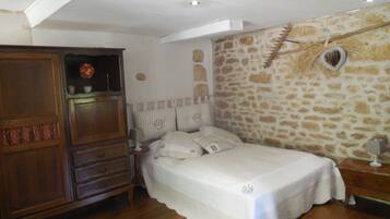 1 bedroom, iron/ironing board, travel cot, free WiFi