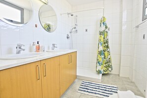 Ensemble douche/baignoire, sèche-cheveux, serviettes fournies