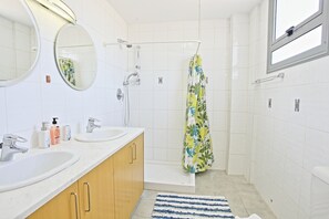 Ensemble douche/baignoire, sèche-cheveux, serviettes fournies