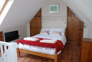 2 bedrooms, iron/ironing board, travel crib, free WiFi - Rural Cotswold Cottage in grounds of beautiful Nell House (Hannington)