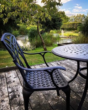 Outdoor dining - Rural Cotswold Cottage in grounds of beautiful Nell House (Hannington)