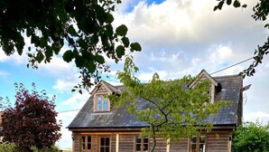 A wooden house with a large lawn and a pond with lily pads. - Rural Cotswold Cottage in grounds of beautiful Nell House (Hannington)
