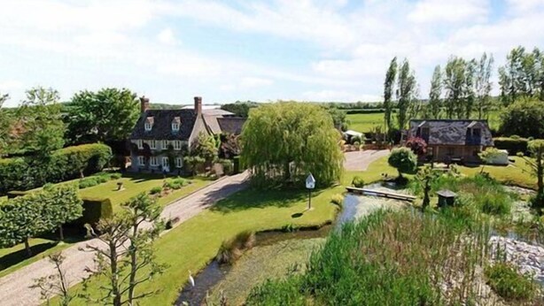 A large estate with a main house, a smaller building, and a pond. - Rural Cotswold Cottage in grounds of beautiful Nell House (Hannington)