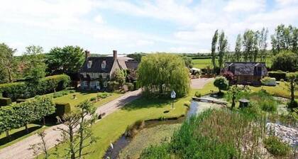 Rural Cotswold Cottage in grounds of beautiful Nell House
