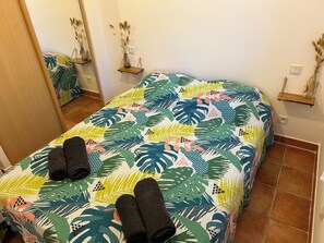 2 habitaciones, tabla de planchar con plancha y cuna de viaje