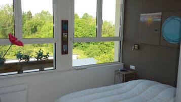 4 slaapkamers, een strijkplank/strijkijzer, wifi