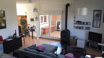 Télévision, lecteur de DVD, livres, chaßne hi-fi