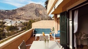 A balcony with a table, chairs, and a view of a mountain and town. - Altea - family apartment !! Close to the sea. (Altea)