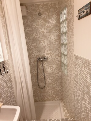 Doccia, asciugacapelli, bidet, asciugamani