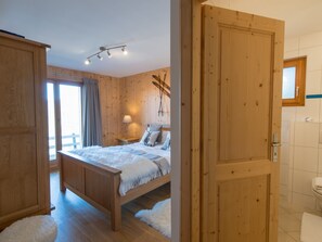 5 slaapkamers, een strijkplank/strijkijzer, wifi, beddengoed