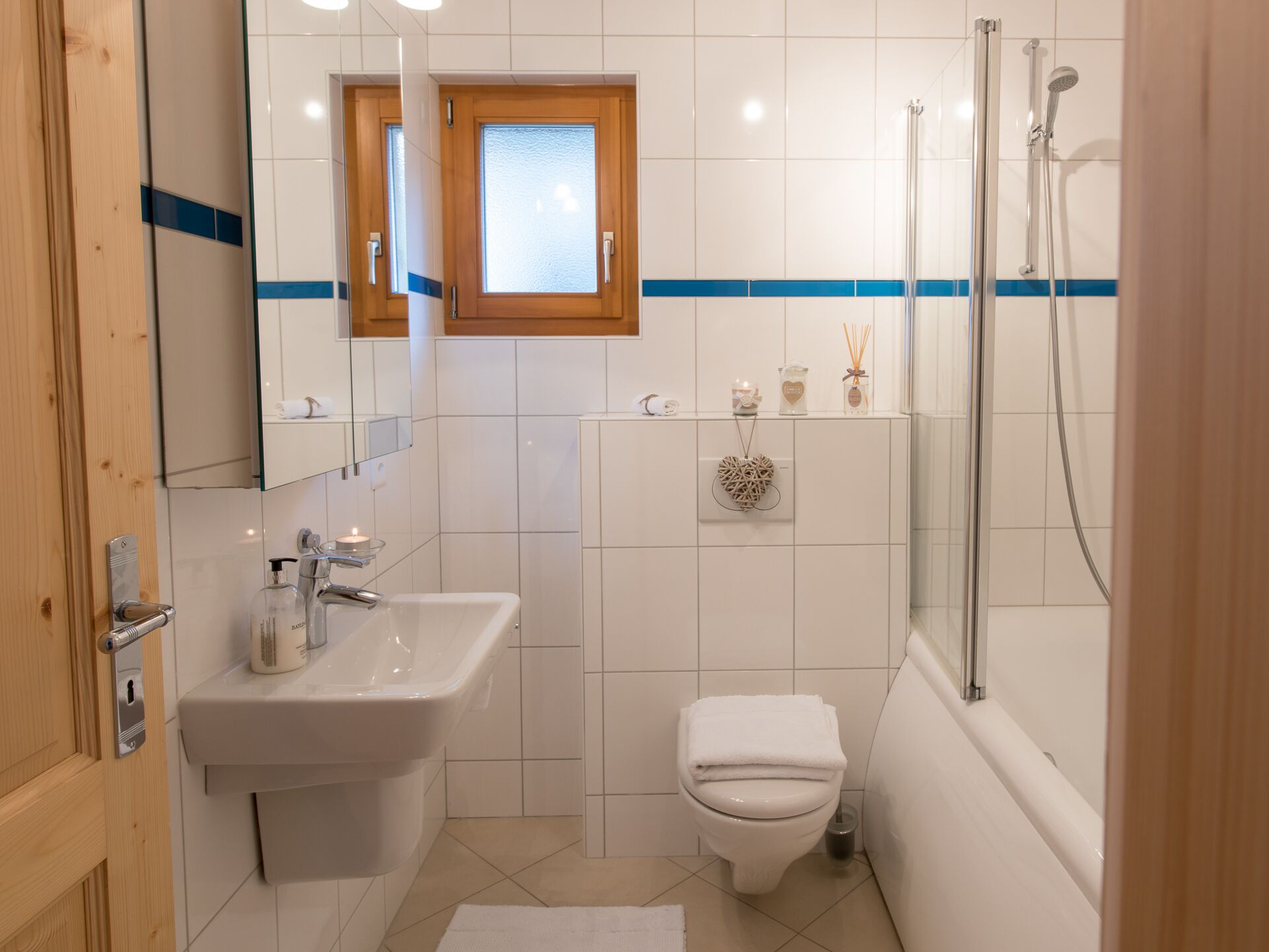 Un bagno con lavandino, wc e doccia.