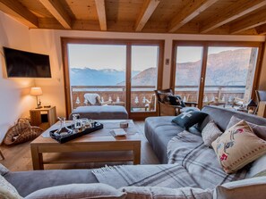 Fernseher, Kamin, Videospielkonsole, DVD-Player