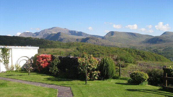 Property grounds - Snug, centrally Cottage With Enviable Lake and Snowdon Massif Views. (Caernarfon)