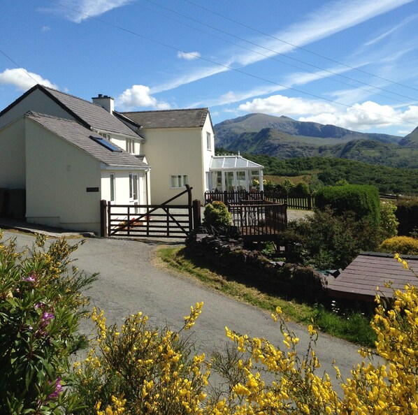 Exterior - Snug, centrally Cottage With Enviable Lake and Snowdon Massif  Views. (Caernarfon)