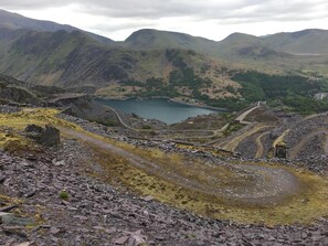 Exterior - Snug, centrally Cottage With Enviable Lake and Snowdon Massif  Views. (Caernarfon)