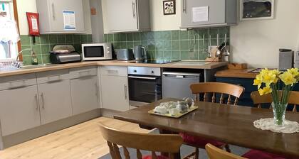 Snug, centrally Cottage With Enviable Lake and Snowdon Massif  Views.