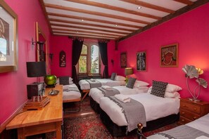 3 habitaciones, tabla de planchar con plancha y cuna de viaje 