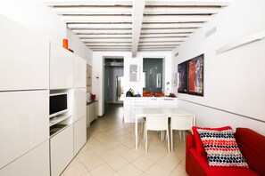 TV, books - Design apartment in Venice downtown-San Stae Canal Grande (venezia)