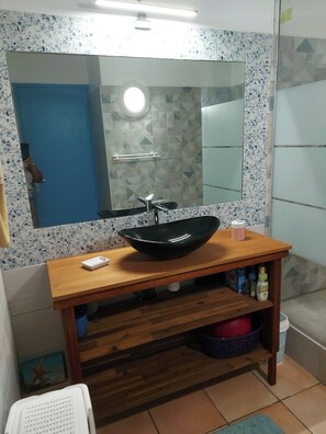 Dusche, Haartrockner, Handtücher, Toilettenpapier