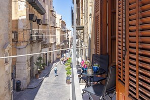 Outdoor dining - Lovely Apartment In The Historical Center Of Cefalu at 150 mt from the beach (Cefalù)