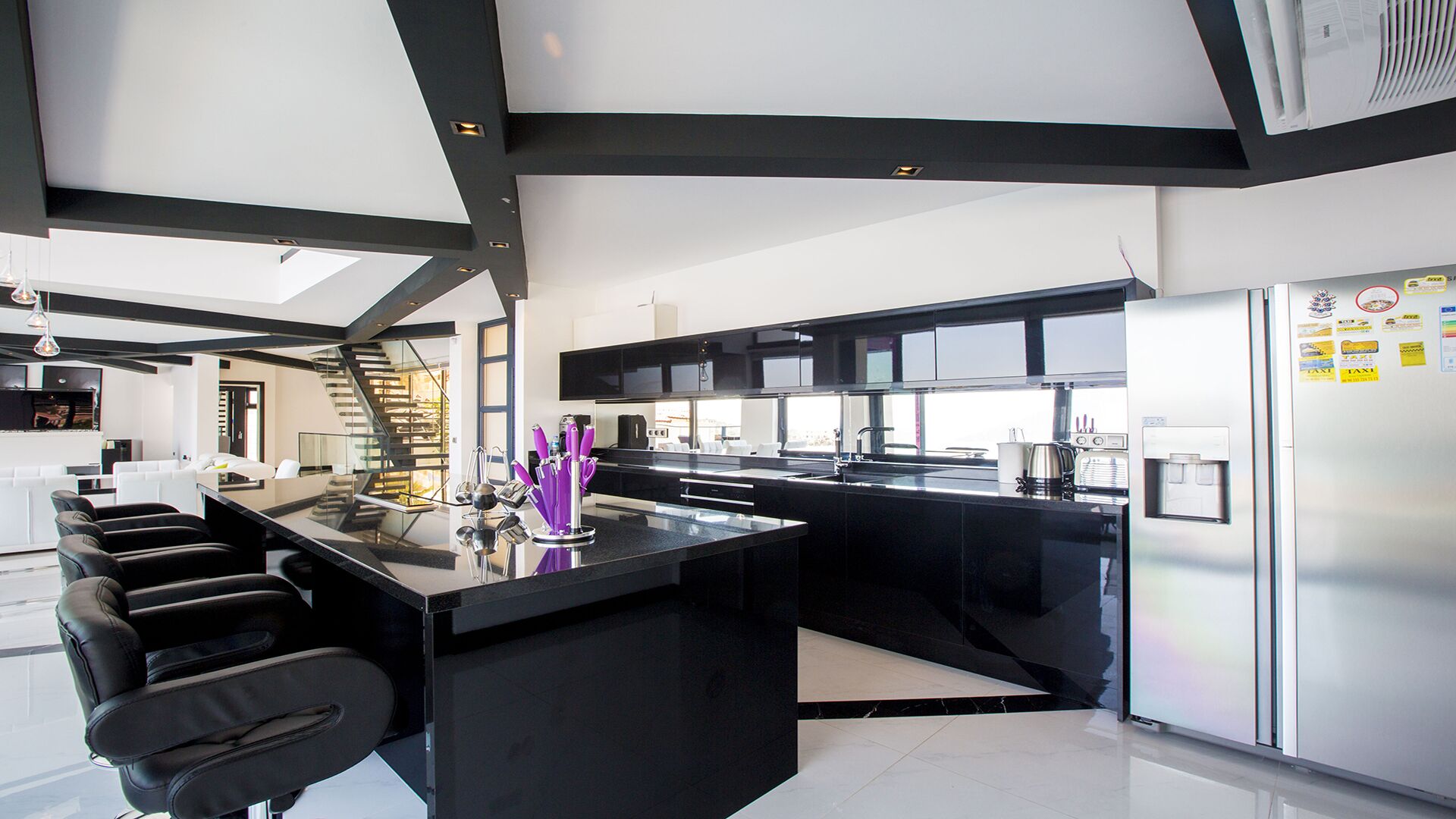 Réfrigérateur, micro-ondes, four, plaque de cuisson