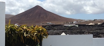 Sleeps 2/4, Sea View. WiFi. Beach 400 meters. Peaceful gated complex with Pool