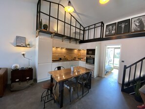 Fridge, microwave, oven, stovetop - Chic industrial-style house with spacious living areas 120m² hab. (Saint-Cyprien)