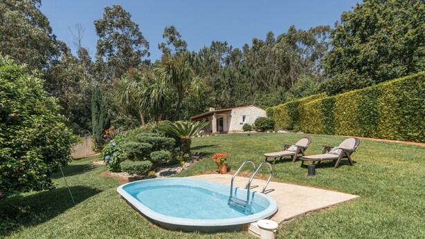 A backyard with a swimming pool, a small house, and a lawn. - House 7 minutes walk from the beach with garden and pool (La Coruña)