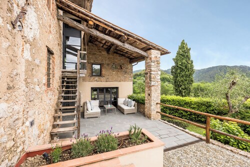 La Camelia - stylish Tuscan farmhouse with cascading pool near Lucca