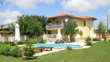 Utendørsbasseng og et oppvarmet basseng