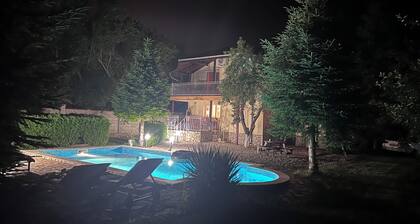 3 bed villa (sleeps 6-8), heated pool, a/c, garden, village location, by sea