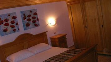 3 soverom, safe på rommet, strykejern/-brett og reiseseng for barn